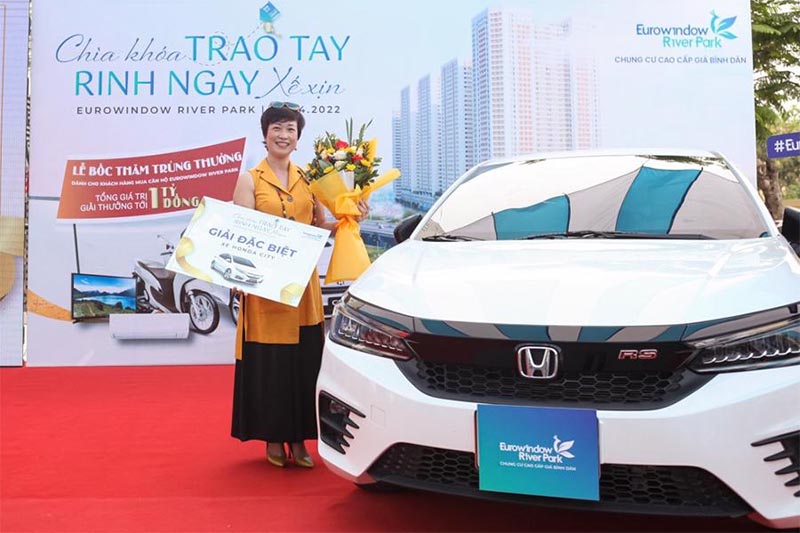 Bà Trần Thị M. - khách hàng may mắn nhận ô tô trị giá 600 triệu đồng tại sự kiện tri ân khách hàng đầu tiên ngày 24/4/2022 vừa qua.